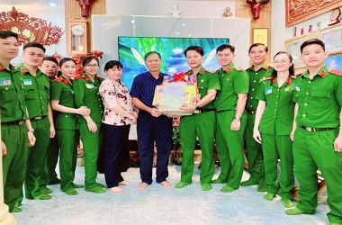 Thăm hỏi, tri ân anh hùng lực lượng vũ trang nhân dân Việt Nam  ở vùng “đất thép thành đồng”    