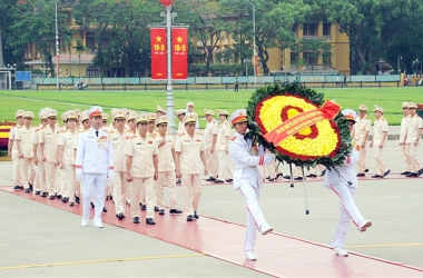 Đoàn đại biểu Đảng ủy CA Trung ương, Bộ Công an vào Lăng viếng Chủ tịch Hồ Chí Minh