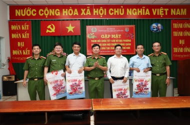 Thăm hỏi, chúc tết chính quyền địa phương, các hộ dân xung quanh khu vực trường đóng quân