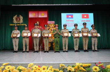 Bế giảng 2 khóa bồi dưỡng nghiệp vụ cho cán bộ Bộ nội vụ Vương quốc Campuchia năm 2023
