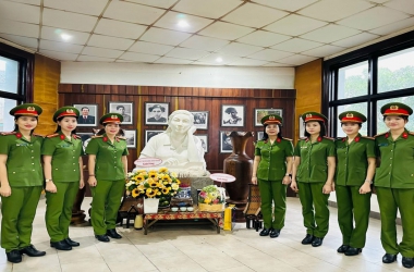 Hội phụ nữ Đại học CSND về nguồn