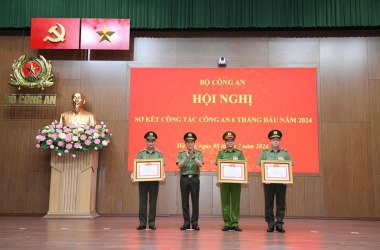 Nhiều tập thể, cá nhân có thành tích xuất sắc được khen thưởng tại Hội nghị sơ kết công tác công an 6 tháng đầu năm 2024
