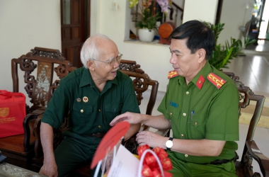 Trường Đại học CSND thăm hỏi, tặng quà các cựu chiến binh trực tiếp tham gia chiến dịch Điện Biên Phủ