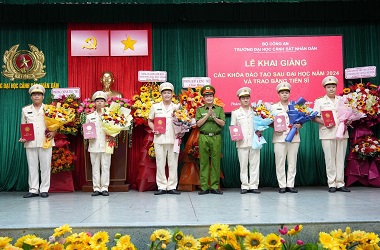 ​Lễ khai giảng các khóa đào tạo sau đại học năm 2024 và trao bằng Tiến sĩ