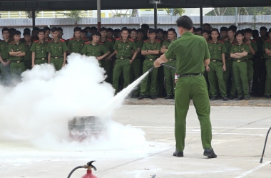 Hơn 400 cán bộ, giảng viên, công nhân viên và học viên Nhà trường tham gia tập huấn PCCC và CNCH