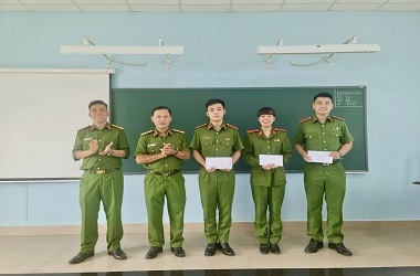 Gặp mặt, trao quà hỗ trợ các học viên có hoàn cảnh khó khăn