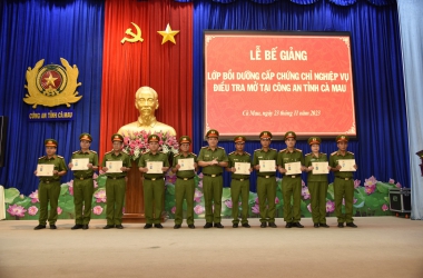Bế giảng lớp Bồi dưỡng cấp chứng chỉ Nghiệp vụ điều tra mở tại Công an tỉnh Cà mau