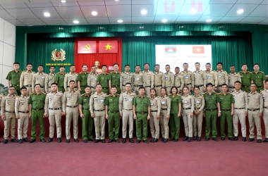 Khai giảng khóa bồi dưỡng nghiệp vụ công tác lãnh đạo cấp quận, huyện cho cán bộ Bộ Nội vụ Campuchia