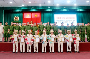 Lễ trao tặng huy hiệu Đảng và trao các Quyết đinh bổ nhiệm chức danh năm 2023
