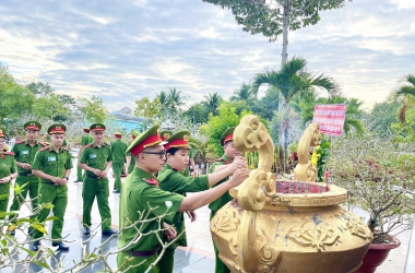 Dâng hương tưởng nhớ các Anh hùng Liệt sĩ