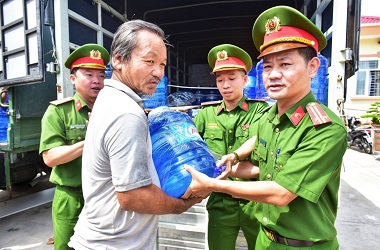 Chung tay hỗ trợ bà con vùng ngập mặn