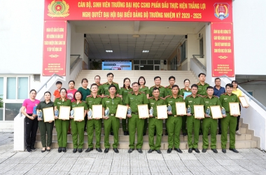 Trao tặng kinh phí thực hiện mô hình “Con nuôi Công đoàn”