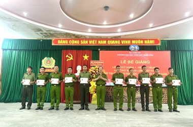 Bế giảng 2 lớp Trung cấp lý luận chính trị Khóa 1, hệ tập trung